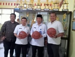 UPT SMP Negeri 4 Pasuruan Gelar Serah Terima Bantuan Bola Basket dari Komite Sekolah 