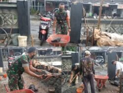 Wujudkan Kemanunggalan TNI-Rakyat, Babinsa Pimpin Gotong Royong Perbaikan Pagar Makam di Desa Sumbersuko