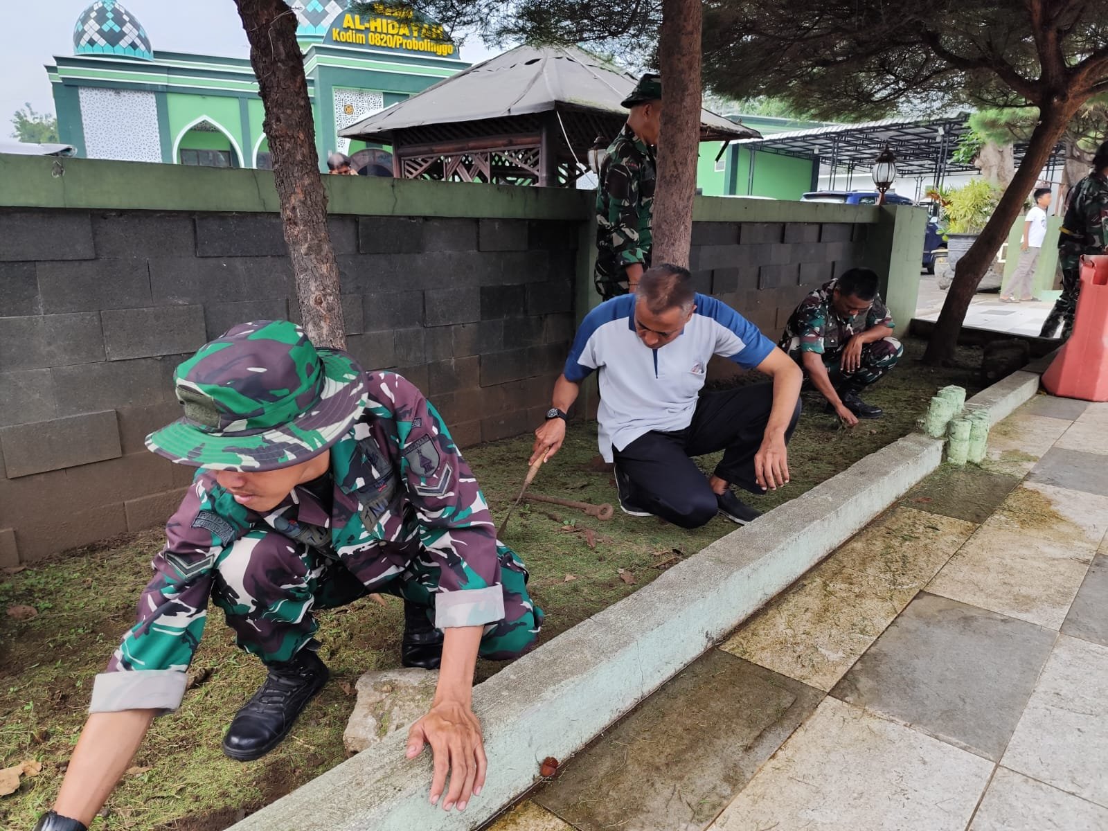 kegiatan bersih-bersih lingkungan dalam rangka gerakan Indonesia ASRI