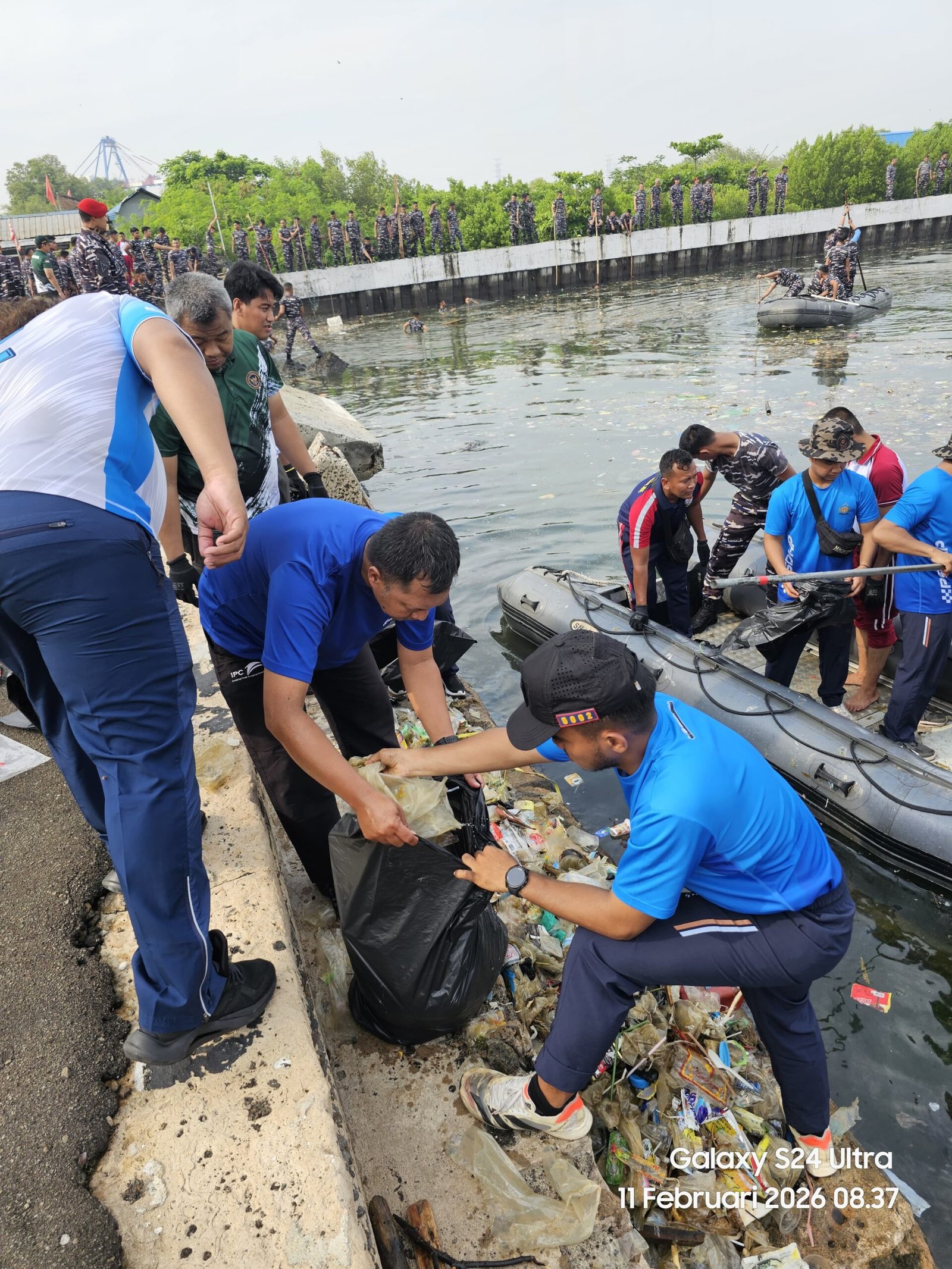 PT Pelabuhan Indonesia (Persero) Regional 2 Tanjung Priok melaksanakan Kegiatan Bersih-Bersih Pantai dan Laut