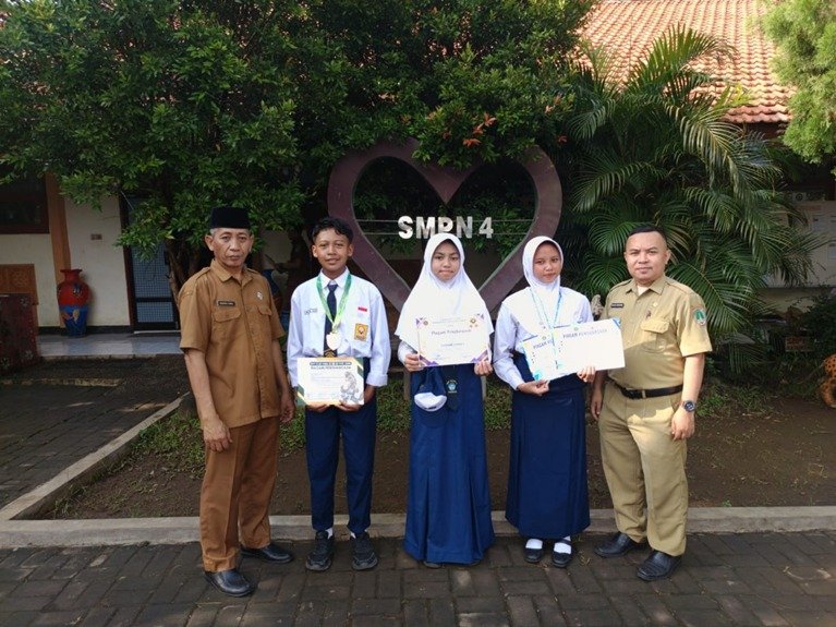 Tiga siswa berhasil meraih juara dalam cabang renang, pencak silat, dan catur,