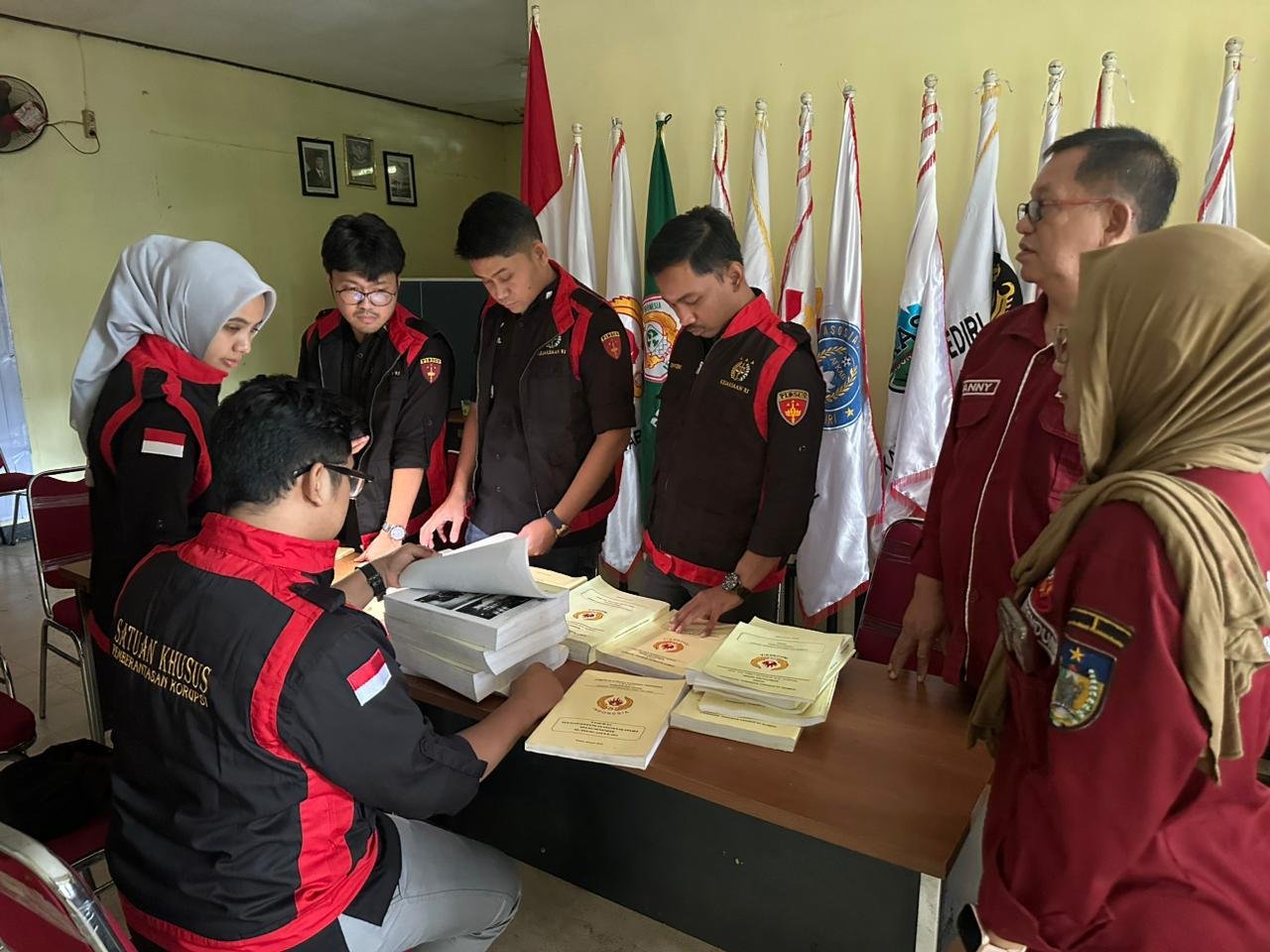 Kejari Kabupaten Kediri saat geledah kantor KONI