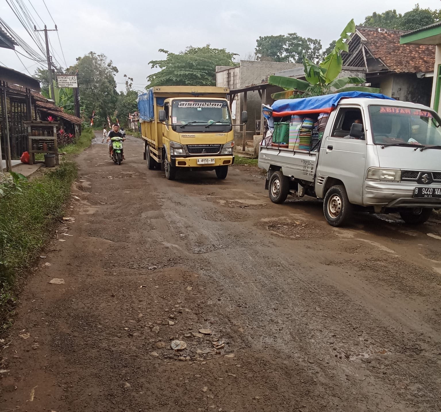 Jalan Raya Cilejet - Tenjo di Kabupaten Bogor mengalami kerusakan parah