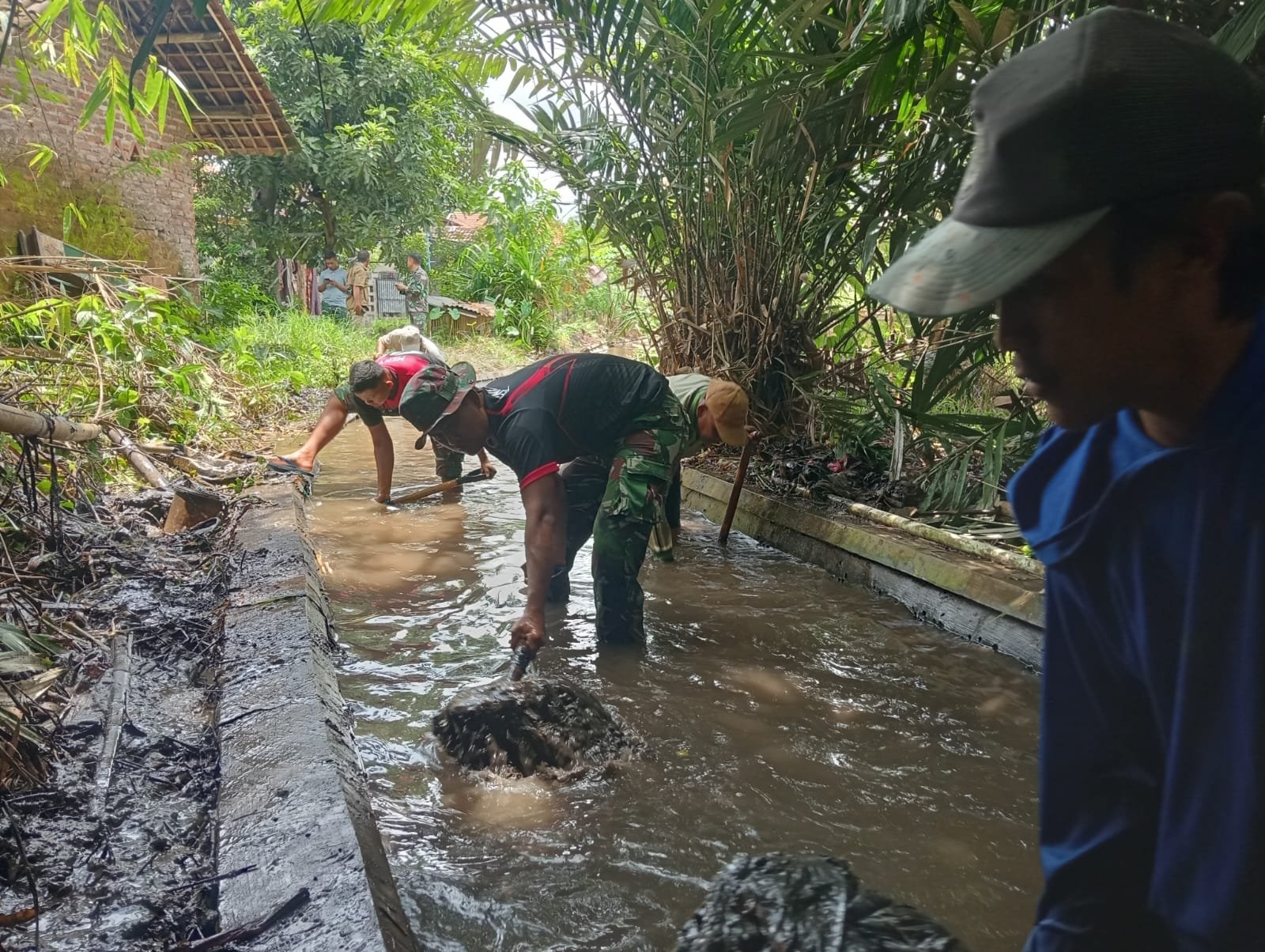 personel Satgas TNI Manunggal Membangun Desa (TMMD) ke-127 Kodim 0819/Pasuruan