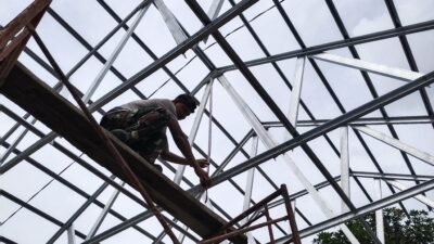 prajurit dan warga kembali berkumpul di lokasi pembangunan musholla