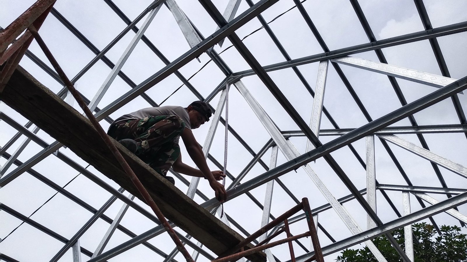 prajurit dan warga kembali berkumpul di lokasi pembangunan musholla