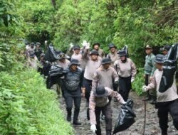 Gerakan Indonesia ASRI : Polres Magetan Gelar Korve di Jalur Pendakian Gunung Lawu