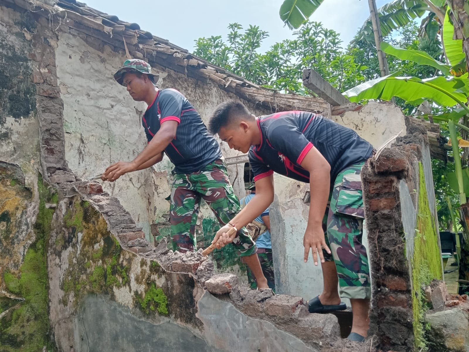 pengerjaan perbaikan Mandi, Cuci, Kakus (MCK) yang berada di Dusun Kili, Desa Wonosari,