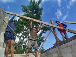 Semangat TMMD, Pemasangan Atap RTLH Bu Hanina Mulai Dikerjakan