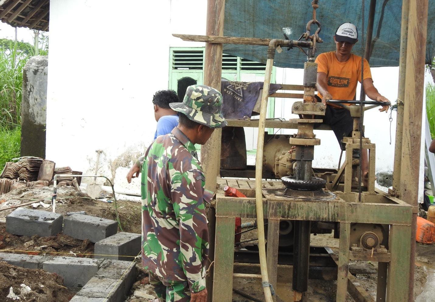Pengerjaan sumur bor di Dusun Kili, Desa Wonosari, Kecamatan Gondangwetan,