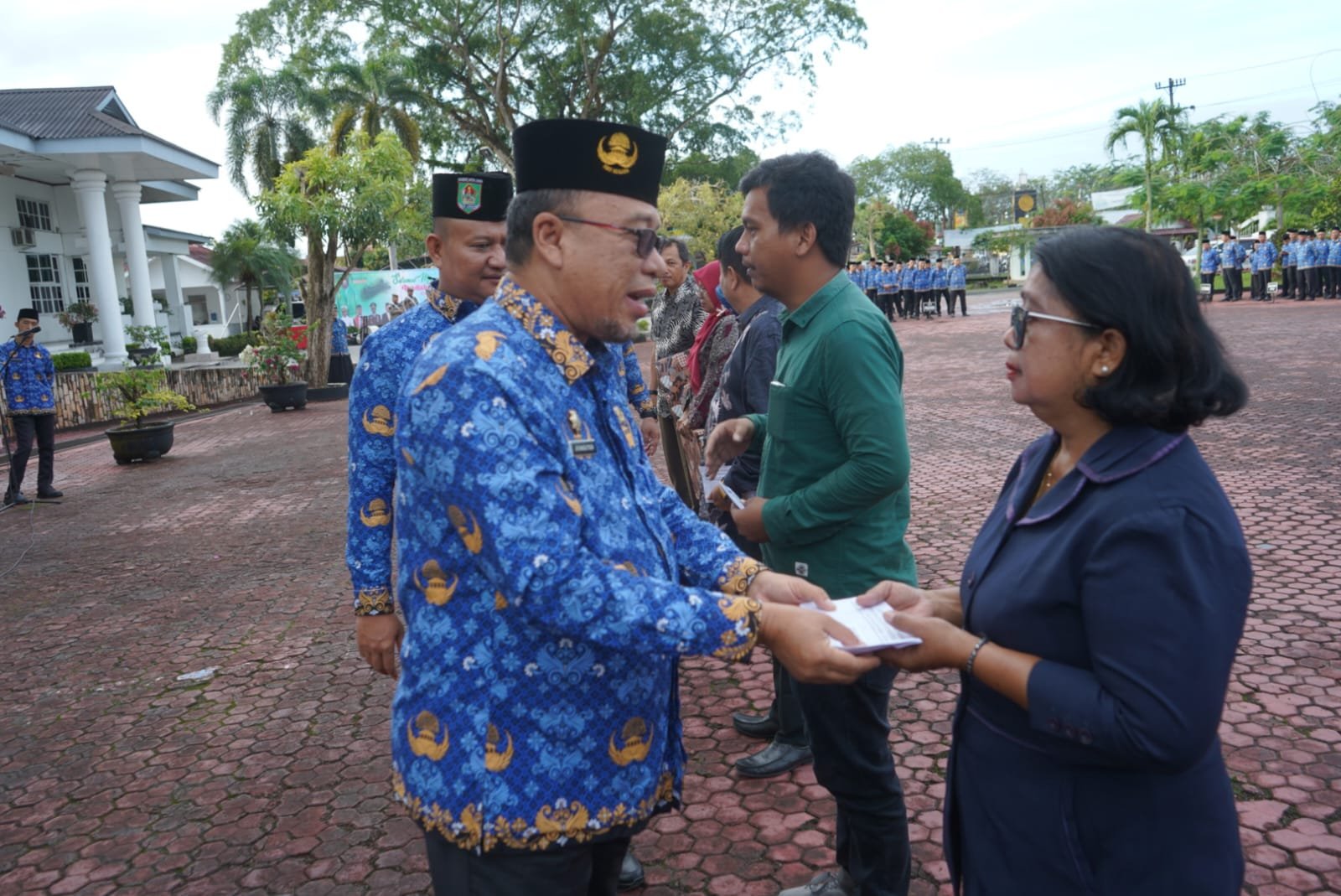 Wakil Bupati Asahan, Rianto, SH, MAP menyalurkan bantuan logistik pemenuhan kebutuhan dasar bagi warga terdampak banjir di Desa Sei Dua Hulu