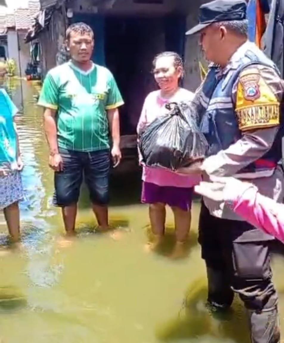 Polsek Taman menyalurkan bantuan berupa sembako.