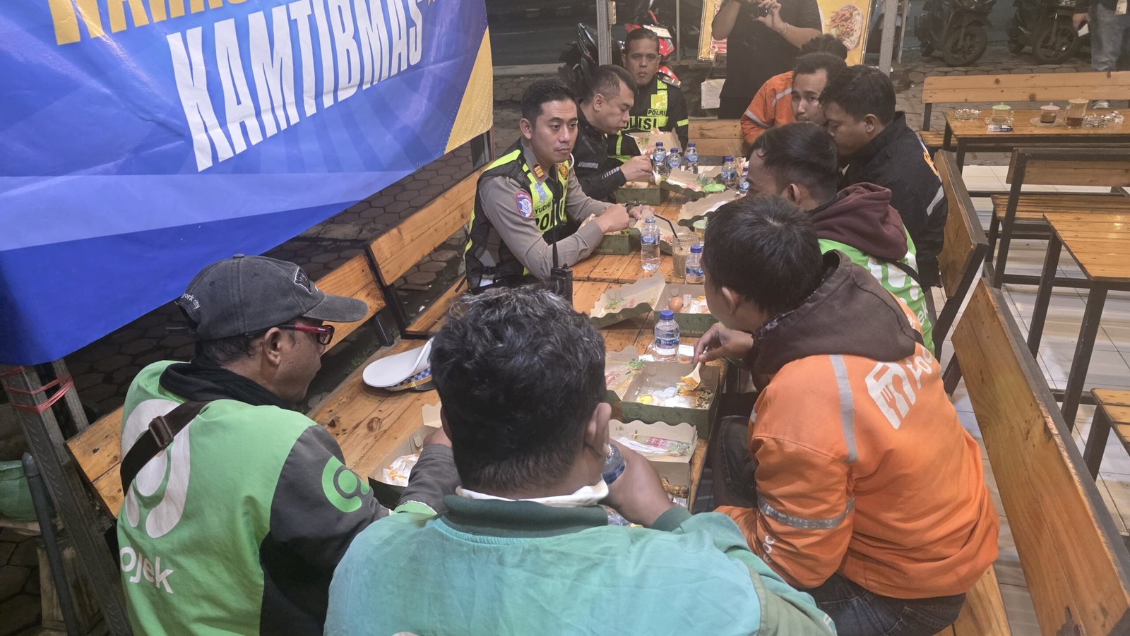 kegiatan Sahur On The Road bersama para pengemudi ojek online (ojol), di Warkop Ojol Kamtibmas Satlantas Polresta Sidoarjo.