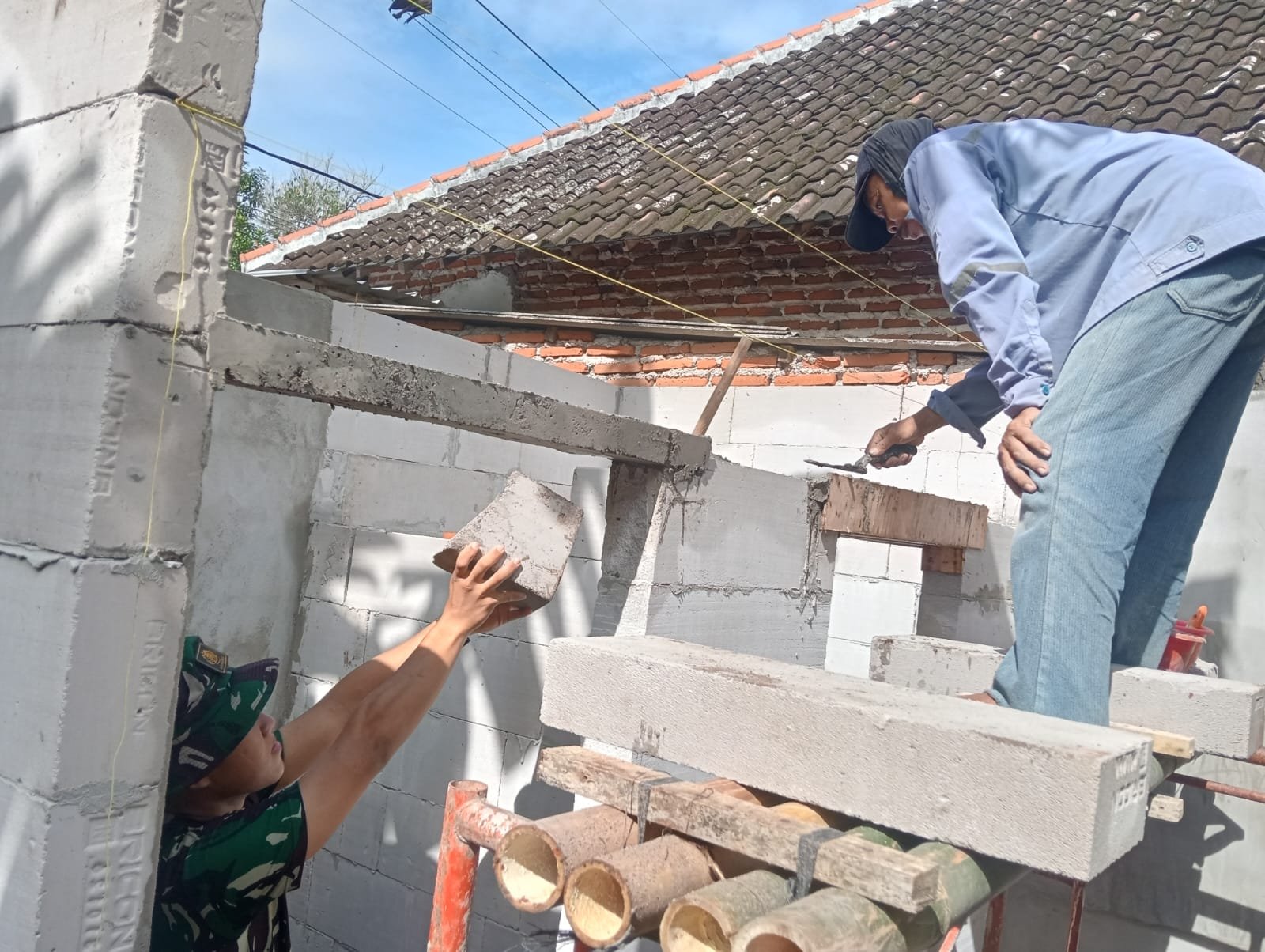 Pembangunan fasilitas Mandi, Cuci, Kakus (MCK) dalam program TNI Manunggal Membangun Desa (TMMD) Ke-127