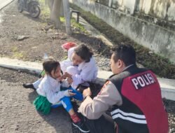 Sigap dan Humanis, Anggota Samapta Polsek Buduran Bantu Anak Sekolah Terjatuh di Jalan