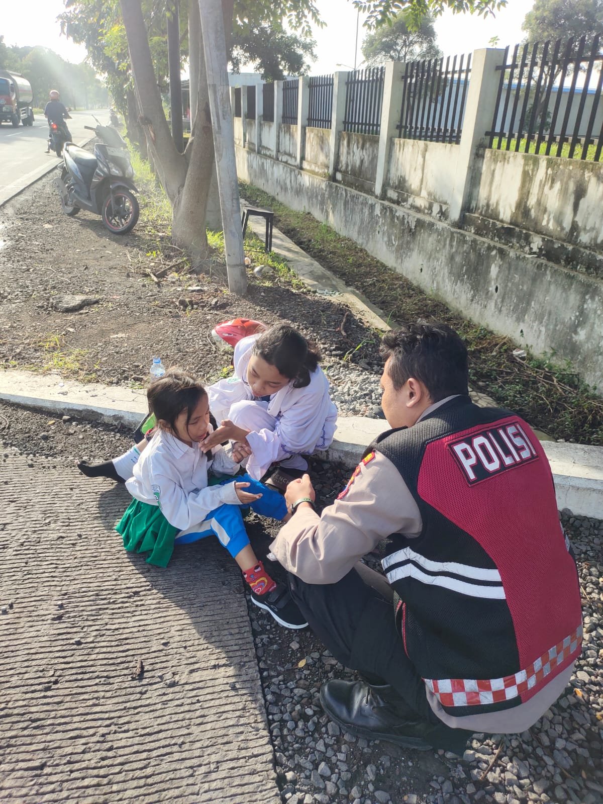 anak sekolah yang terjatuh dari sepeda motor