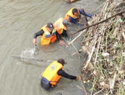 Rawat Cagar Budaya, DLHKP Kota Kediri Bersihkan Jembatan Lama bersama Tim Lintas Instansi
