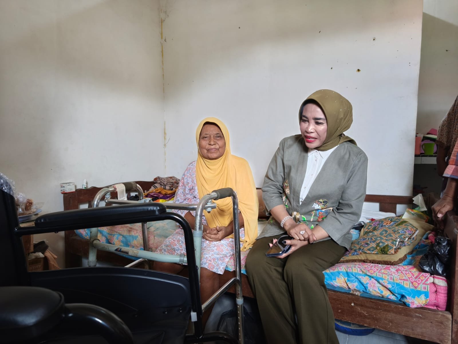Wakil Bupati Sidoarjo Mimik Idayana menyerahkan bantuan kursi roda kepada warga penyandang disabilitas di Kecamatan Porong