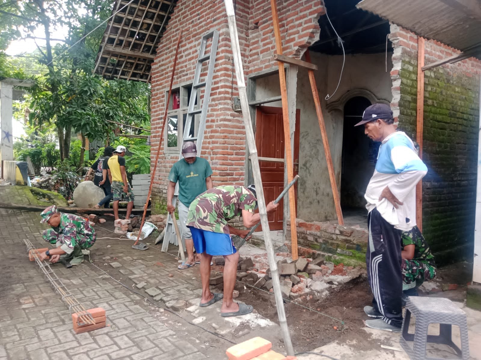 Satgas TMMD Ke-127 dari Kodim 0819/Pasuruan melaksanakan pembongkaran Rumah Tidak Layak Huni (RTLH)