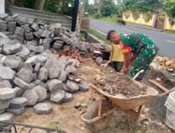 Koramil Wonomerto Mempelopori Pelaksanaan Kerja Bakti Perbaikan Plengsengan