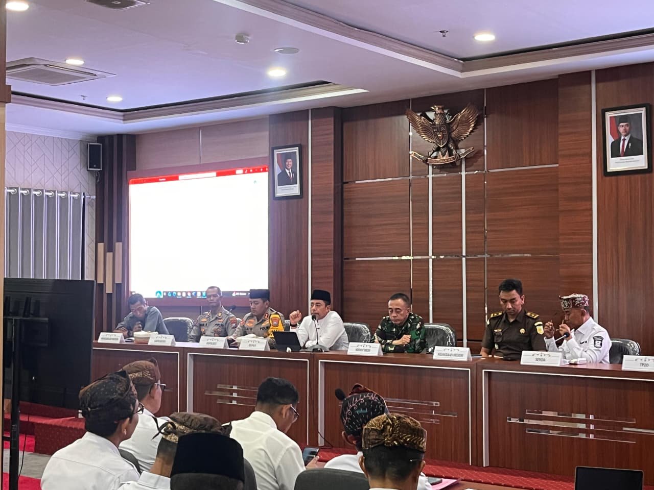 bersama jajaran forum kordinasi pimpinan daerah (Forkopimda) Kabupaten Probolinggo