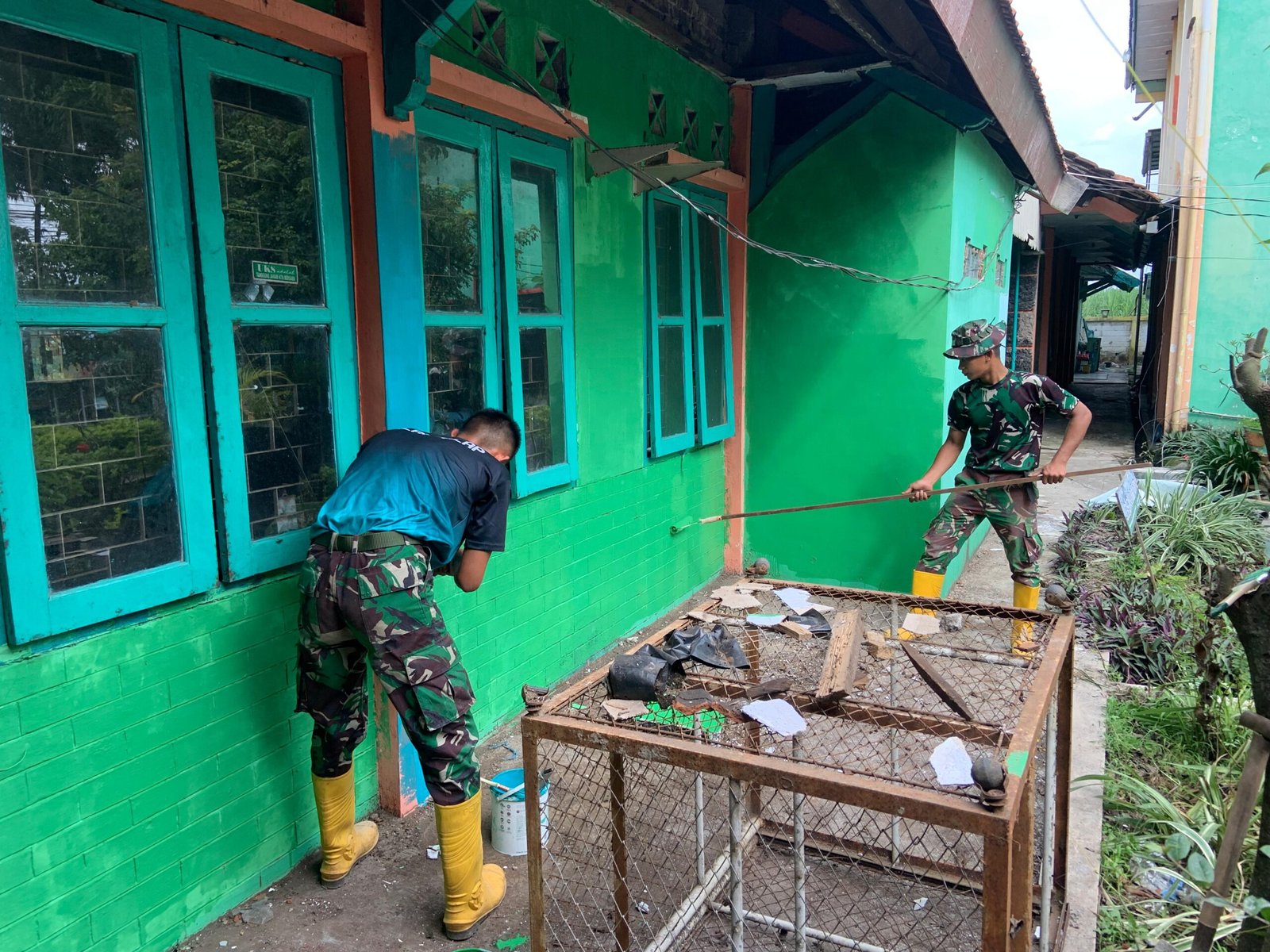 pengecatan tembok di Sekolah SMP Negeri 2 Gondangwetan