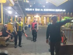 Layanan Humanis Polsek Buduran Bagi Jamaah Tarawih di Masjid Besar Al Karomah