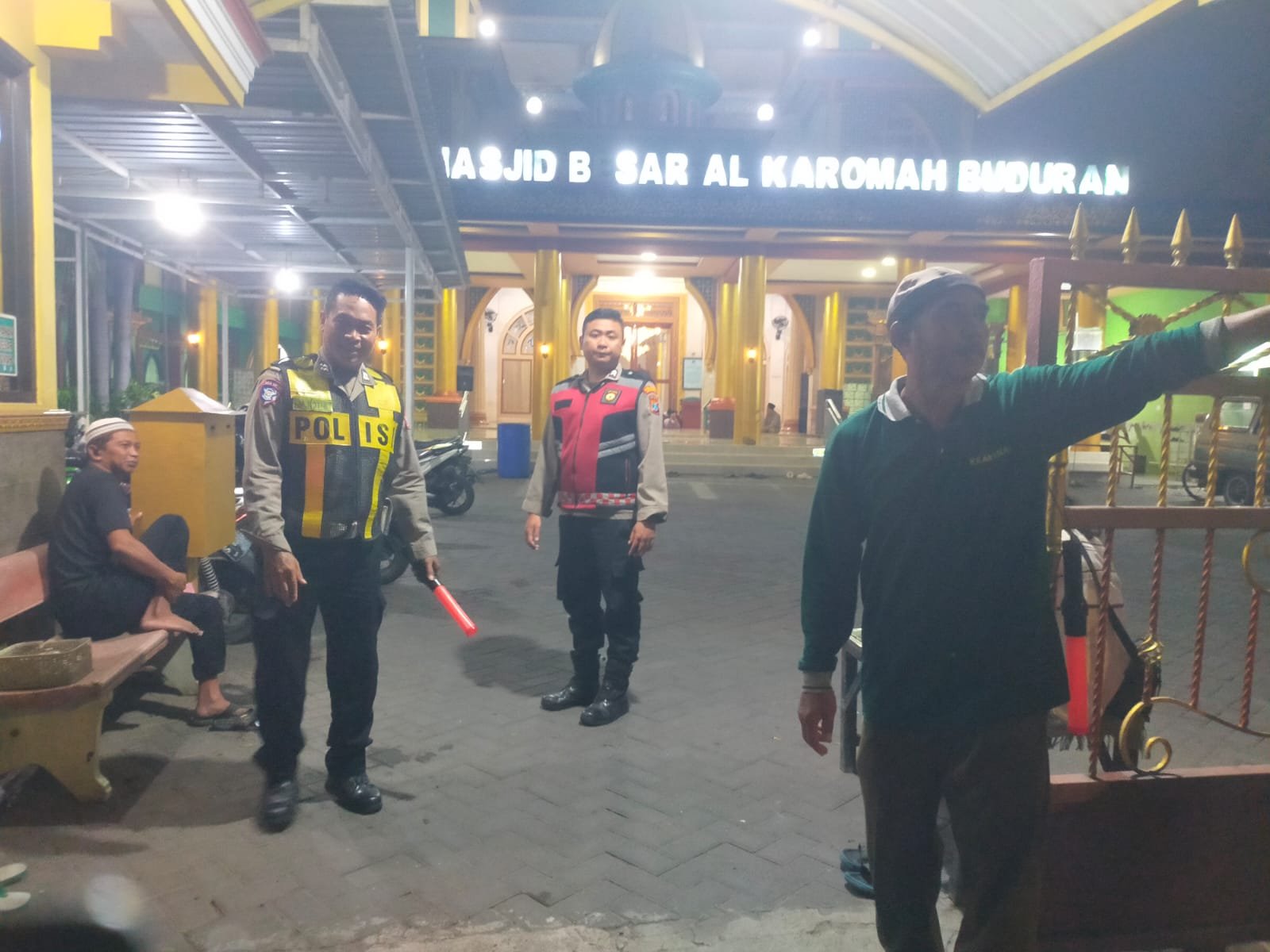 pengamanan serta membantu penyebrangan jamaah yang hendak menunaikan sholat tarawih