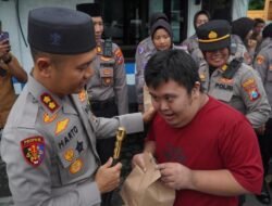 Kapolres Pasuruan Turun Langsung, 500 Takjil Dibagikan untuk Warga Bangil