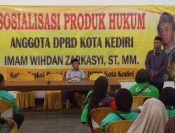 Anggota DPRD Kota Kediri, Imam Widhan Zarkasyi Sosialisasikan Aturan Lalu Lintas kepada Pengemudi Ojol