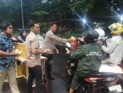Polsek Waru Berbagi Takjil Gratis, Pererat Silaturahmi dengan Masyarakat