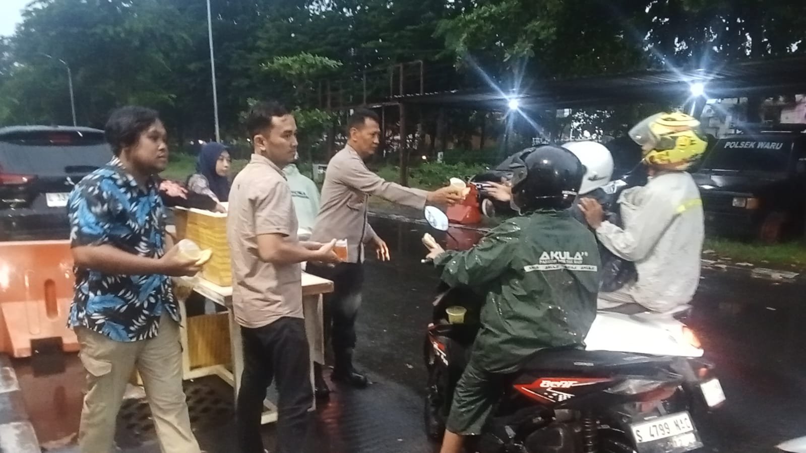 kegiatan sosial berbagi takjil gratis