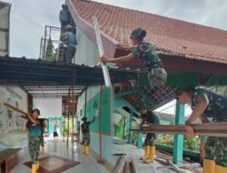 Satgas TMMD Ke-127 Menyulam Harapan di Atap SMPN 2 Gondangwetan