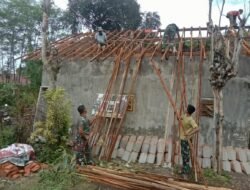 Ini Mimpi yang Jadi Nyata” Kata Bapak Saiful Saat Atap Rumahnya Dibangun TMMD