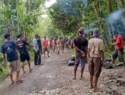 Tanpa Bantuan Pemerintah, Warga Kampung Sindang Cikulur Lebak Perbaiki Jalan Rusak