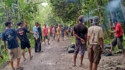 Tanpa Bantuan Pemerintah, Warga Kampung Sindang Cikulur Lebak Perbaiki Jalan Rusak