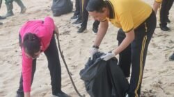 Polres Kaur Gelar Aksi Bersih Pantai Pinang Tawar, Kapolres Ajak Masyarakat Peduli Lingkungan