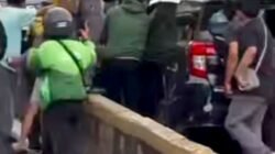 Viral Mobil Lawan Arah Tabrak Kendaraan di Gunung Sahari Jakpus