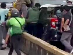 Viral Mobil Lawan Arah Tabrak Kendaraan di Gunung Sahari Jakpus