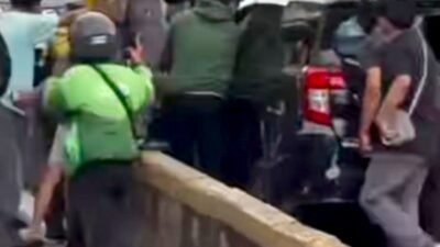 Viral Mobil Lawan Arah Tabrak Kendaraan di Gunung Sahari Jakpus