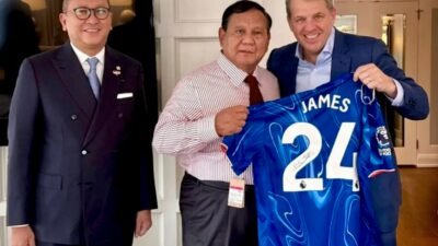 Presiden Prabowo Terima Jersey Chelsea dari Pemilik Klub di Washington DC