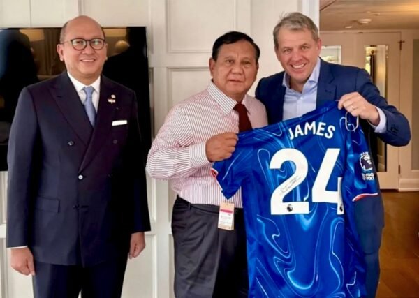 Presiden Prabowo Terima Jersey Chelsea dari Pemilik Klub di Washington DC