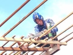 Demi Rumah Layak Huni, Satgas TMMD Kerjakan Rangka Atap dengan Penuh Semangat