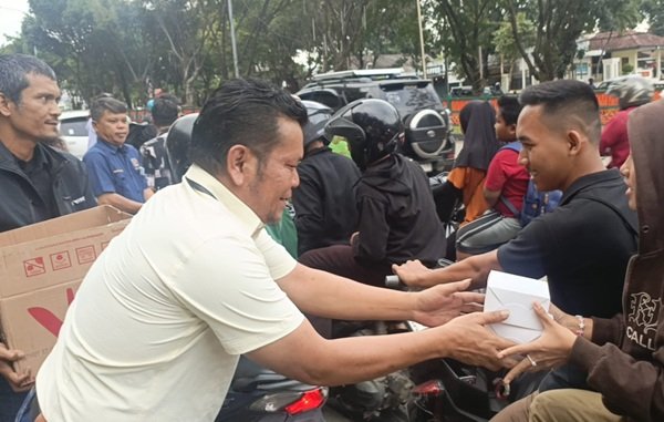 Jumat Berkah Ramadan, Pokja PWI Jakarta Timur Berbagi Ratusan Paket Takjil