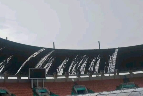 Pakansari Bogor Diterjang Angin Kencang, Pohon Tumbang dan Atap Stadion Terbang