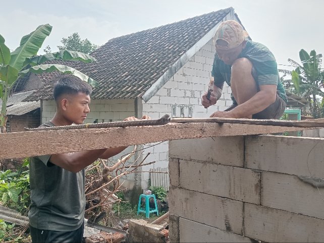 Di Antara Bata dan Doa, TMMD ke-127 Menguatkan Asa Keluarga Yusron