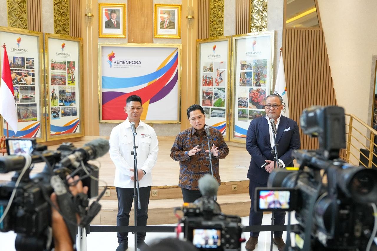 Menteri Pemuda dan Olahraga, Erick Thohir (tengah), melakukan pertemuan dengan Duta Besar Republik Indonesia untuk Malaysia Raden Dato' Mohammad Iman Hascarya Kusumo (kanan) dan Presiden National Olympic Committee Indonesia Raja Sapta Oktohari (kiri) di Graha Kemenpora, Jakarta, Jumat (20/2/2026). (Foto: AGF/SP).