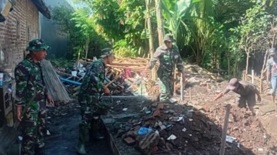 atgas TMMD Ke-127 Bangun Pondasi Rumah Ibu Haninah