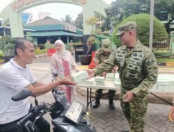Kodim 0501/Jakarta Pusat Tebar Kepedulian di Bulan Suci dengan Bagi Takjil