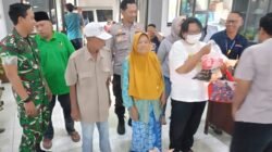 Babinsa Sambongdukuh Pantau Pembagian Ratusan Paket Sembako untuk Warga
